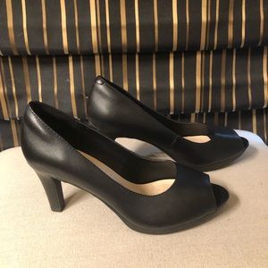 Brand new Clark’s black pumps
